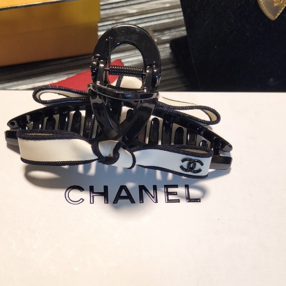ON HOLD FOR A BUYR CC Black and Cream Hair Clip